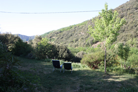 Location gte en cvennes, l'espace extrieur du gte rural : traversier ouvrant sur la valle devant la cuisine d't